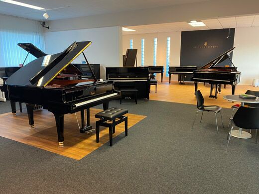 Weitläufige Ausstellung mit Flügeln und Klavieren