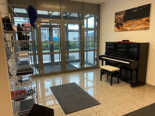 Klavier im hellen Eingangsbereich von Piano Hoffmann