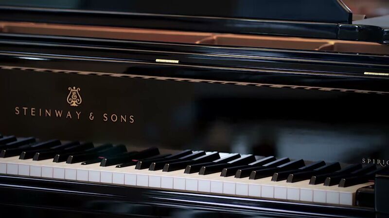 Tastatur eines Steinway-&-Sons-Flügels mit goldenem Schriftzug